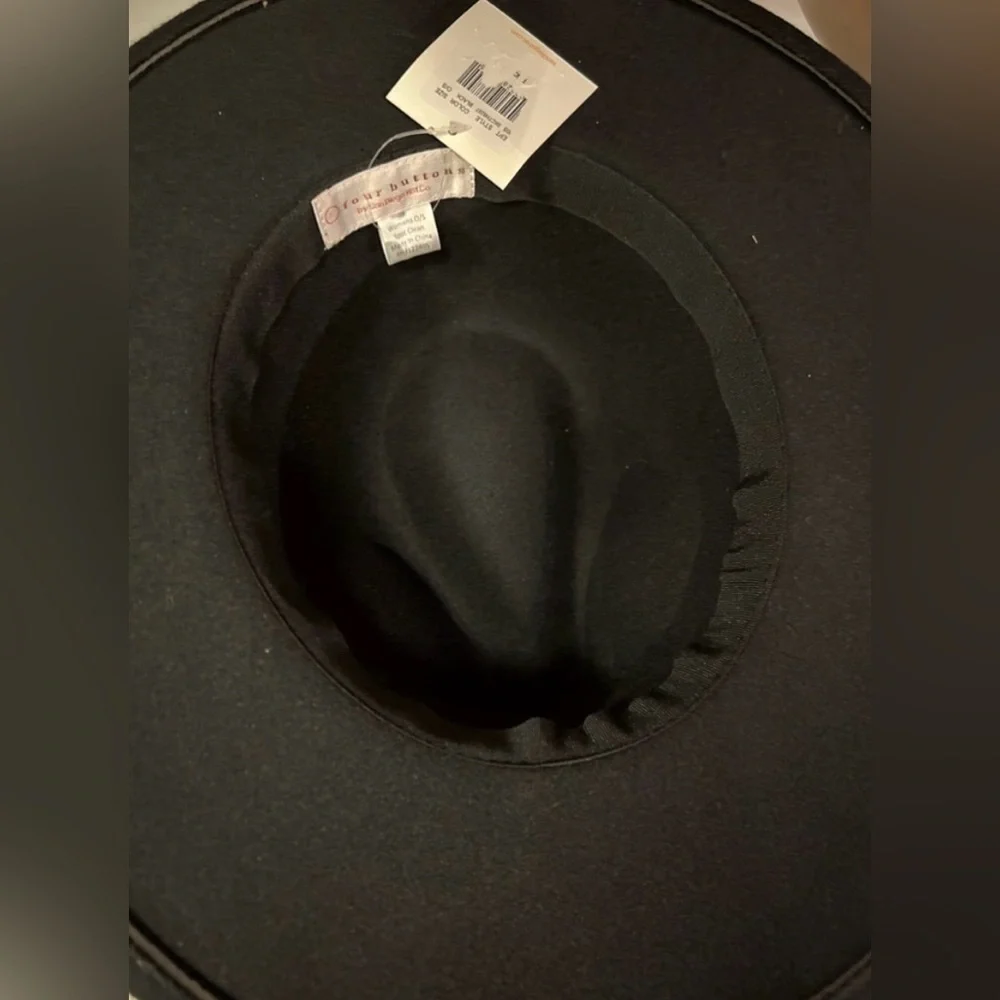 Four Buttons by San Diego Hat Company | Black Fedora Hat with golden chain NWT